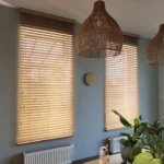 Bambusowe żaluzje na wymiar ocieplające wnętrze jadalni w stylu boho. Kompleksowy montaż w podpoznańskich Plewiskach